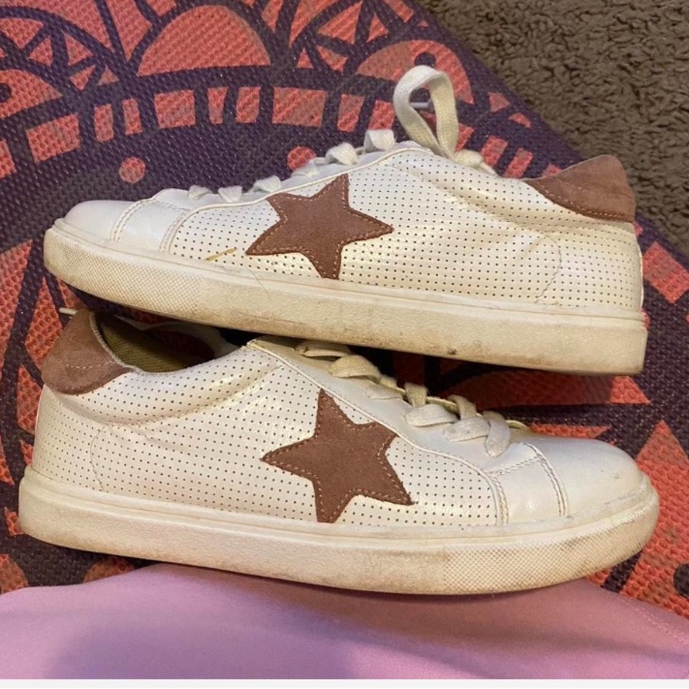 White and brown star sneakers size 7